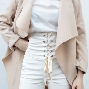 NWT 🦋 WHITE LACE-UP CORSET T-SHIRT 🎀